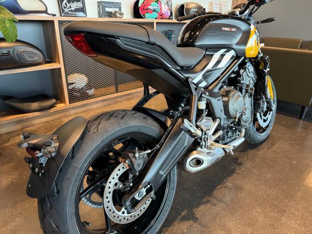 トライデント660 2025年モデル コスミックイエロー／サファイアブラック クイックシフター クルーズコントロール 6速