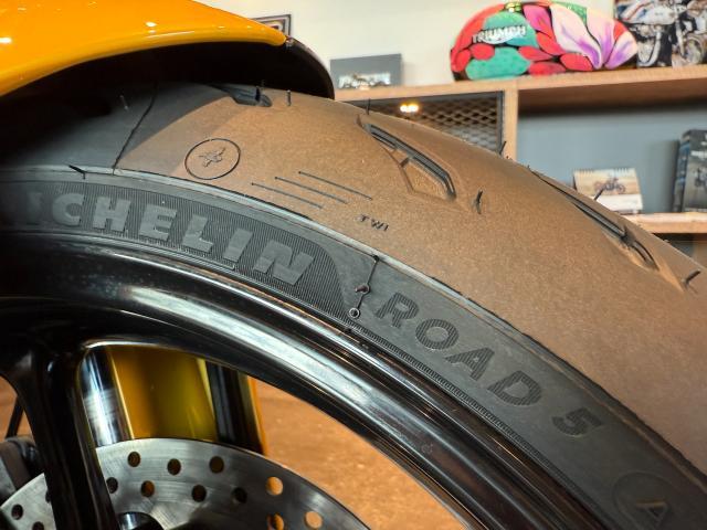 トライデント660 2025年モデル コスミックイエロー／サファイアブラック クイックシフター クルーズコントロール 6速