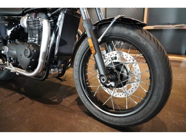 ボンネビルT100 2025年 コンペティショングリーン／アイアンストーン ブレンボキャリパー ABS トラクションコントロール