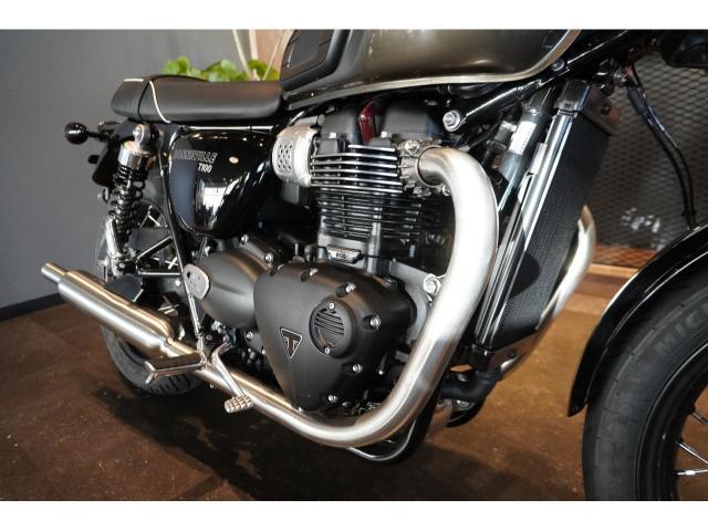 ボンネビルT100 2025年 コンペティショングリーン／アイアンストーン ブレンボキャリパー ABS トラクションコントロール