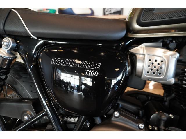 ボンネビルT100 2025年 コンペティショングリーン／アイアンストーン ブレンボキャリパー ABS トラクションコントロール
