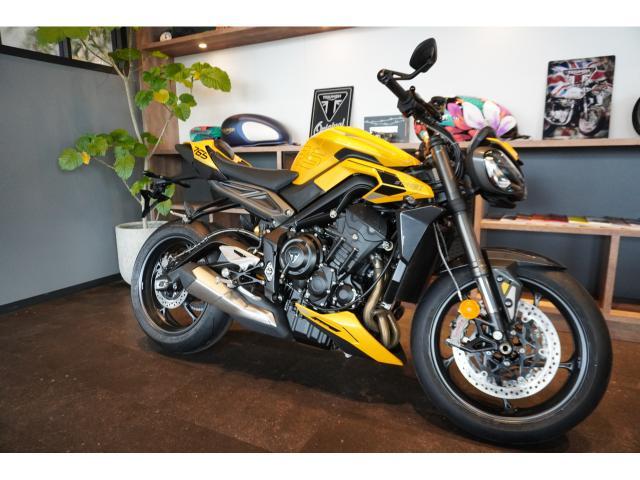 ストリートトリプルRS 2025年最新モデル コズミックイエロー 走行モード ABS ブレンボブレーキキャリパー クイックシフター