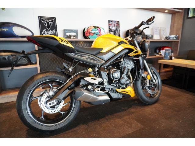 ストリートトリプルRS 2025年最新モデル コズミックイエロー 走行モード ABS ブレンボブレーキキャリパー クイックシフター