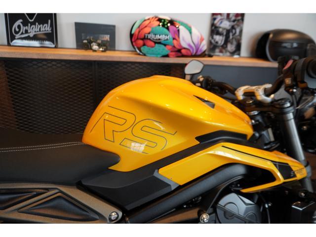 ストリートトリプルRS 2025年最新モデル コズミックイエロー 走行モード ABS ブレンボブレーキキャリパー クイックシフター