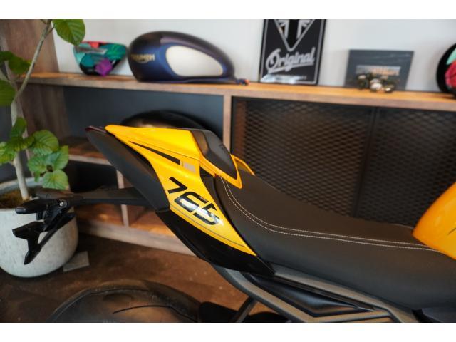 ストリートトリプルRS 2025年最新モデル コズミックイエロー 走行モード ABS ブレンボブレーキキャリパー クイックシフター