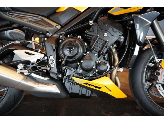 ストリートトリプルRS 2025年最新モデル コズミックイエロー 走行モード ABS ブレンボブレーキキャリパー クイックシフター
