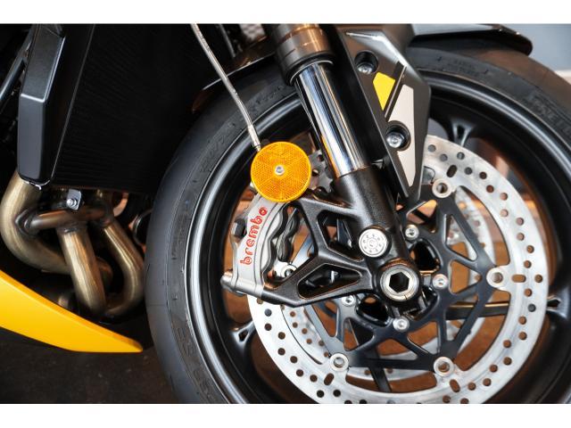 ストリートトリプルRS 2025年最新モデル コズミックイエロー 走行モード ABS ブレンボブレーキキャリパー クイックシフター
