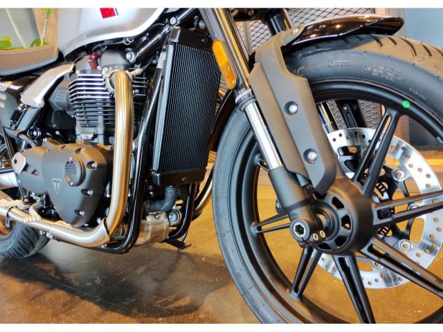 スピードツイン900 最新モデル アルミニウムシルバー ブレンボ マルゾッキ倒立フォーク ABS 切替式トラクションコントロール