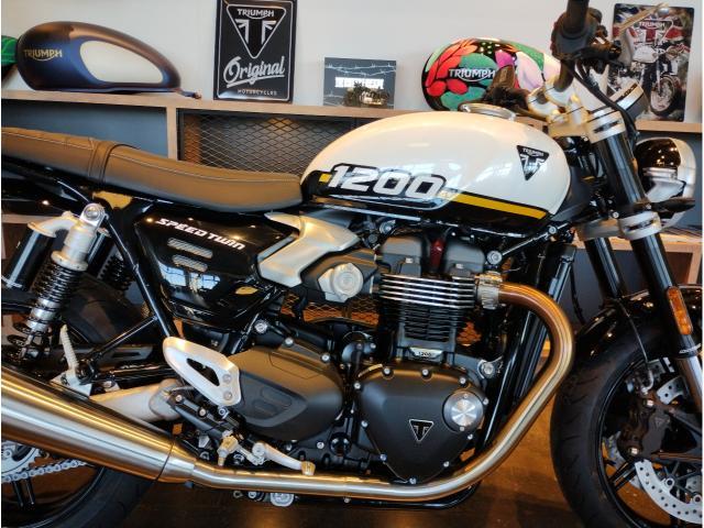 スピードツイン1200 2025年最新モデル クリスタルホワイト ABS トラクションコントロール マルゾッキ製ショック MT6速