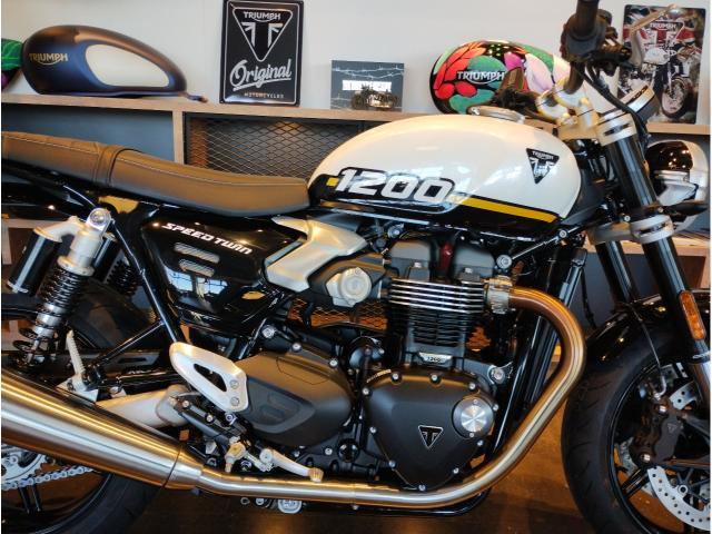 スピードツイン1200 2025年最新モデル クリスタルホワイト ABS トラクションコントロール マルゾッキ製ショック MT6速
