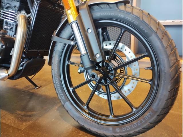 スクランブラー400X カーニバルレッド ファントムブラック 倒立フォーク ABS ハンドガード トラクションコントロール 6速