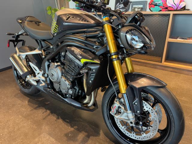 スピードトリプル1200RS 2025年最新モデル 電子制御サス クイックシフター ステアリングダンパー ブレンボスタイルマ