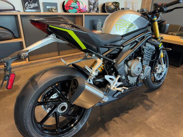 スピードトリプル1200RS 2025年最新モデル 電子制御サス クイックシフター ステアリングダンパー ブレンボスタイルマ