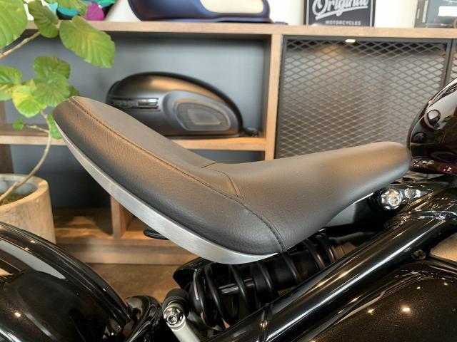 ボンネビル ボバー 限定モデル ステルスエディション サファイアパープル ブレンボキャリパー クルーズコントロール LEDライト付