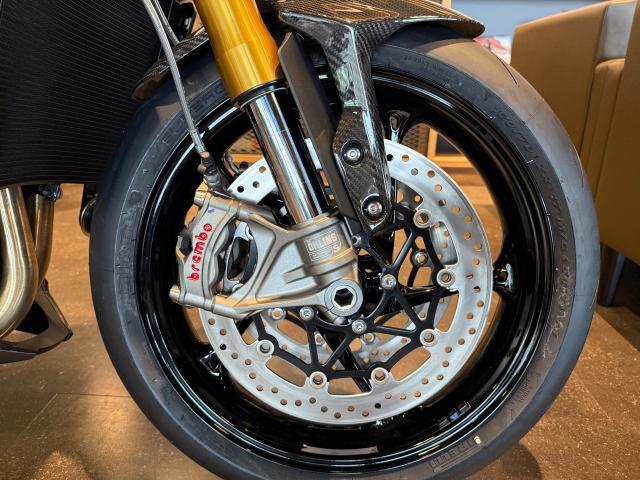 スピードトリプル1200RX 台数限定モデル オーリンズSMARTEC3．0 電子制御ステアリングダンパー アクラポビッチマフラー