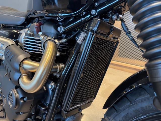 スクランブラー900 2025年最新ジェットブラック ブレンボキャリパー モード切替 トルクアシストクラッチ 走行モード切り替え