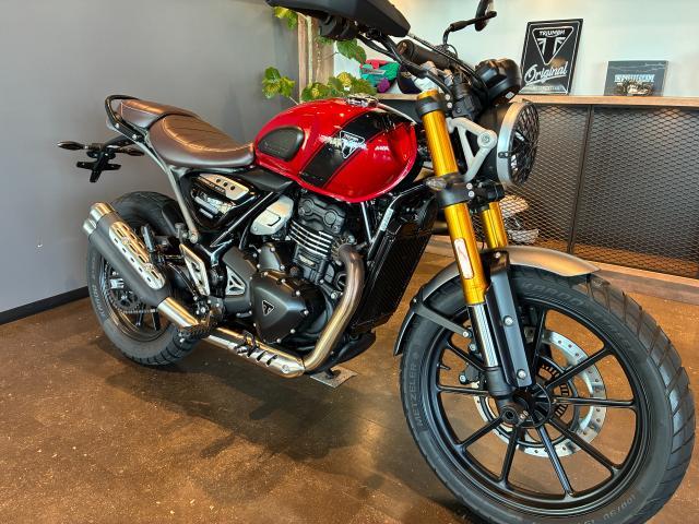 スクランブラー400X カーニバルレッド／ファントムブラック 新車保証残あり スペアキー有 ETC2．0車載器 純正ハンドガード