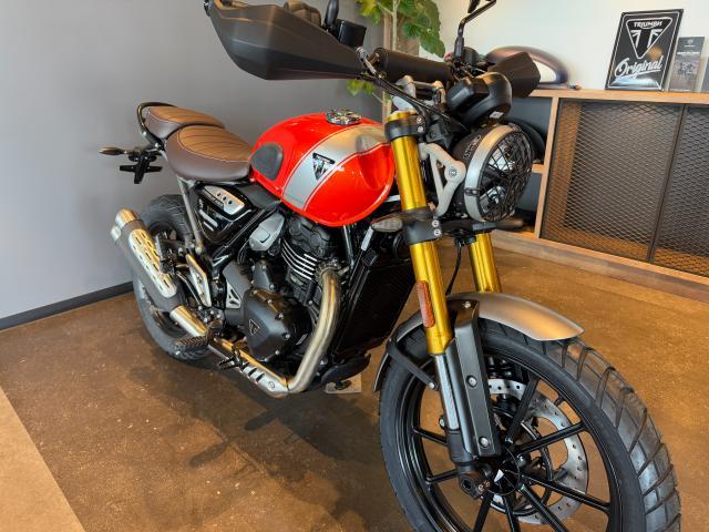 スクランブラー400X 2026年モデル新色 バハオレンジ＆アルミニウム ハンドガード ベッドライトグリル ABS搭載