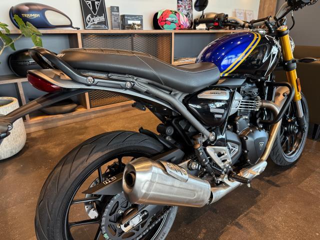スピード400 ファントムブラック／ブルー 正規ディーラー認定中古車 ETC2．0車載器 ドレッサーバー カスタムレバー