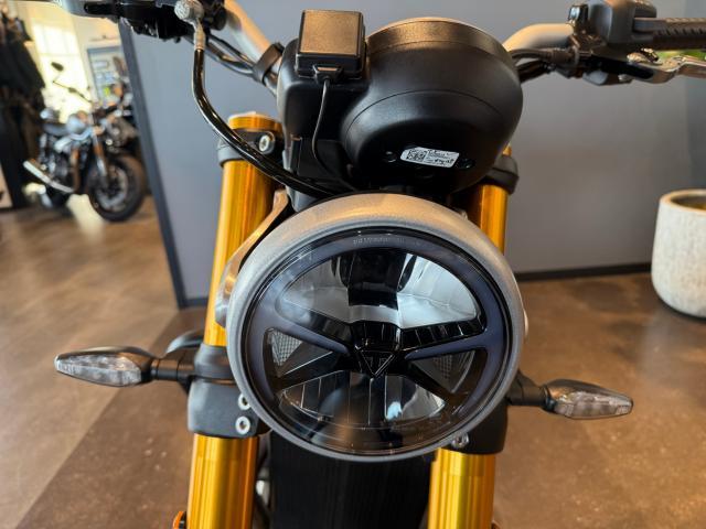 スピード400 ファントムブラック／ブルー 正規ディーラー認定中古車 ETC2．0車載器 ドレッサーバー カスタムレバー