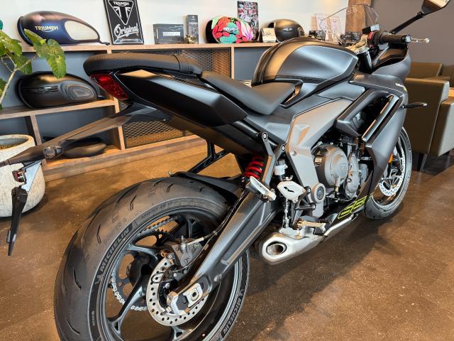 デイトナ660 正規ディーラー認定中古車 サテングラナイト／サテンジェットブラック 3気筒エンジン ledヘッドライト