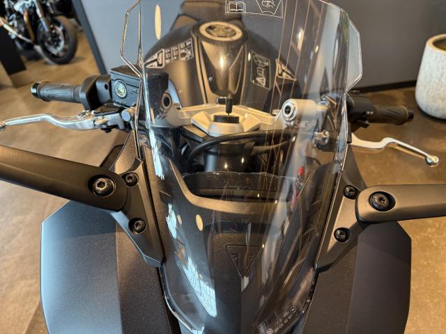 デイトナ660 正規ディーラー認定中古車 サテングラナイト／サテンジェットブラック 3気筒エンジン ledヘッドライト