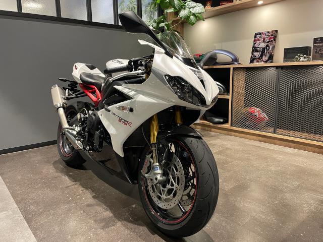 デイトナ675R 前後オーリンズサスペンション ブレンボキャリパー クイックシフター 純正バックステップ エンジンプロテクター付き