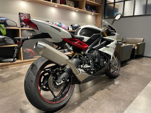 デイトナ675R 前後オーリンズサスペンション ブレンボキャリパー クイックシフター 純正バックステップ エンジンプロテクター付き