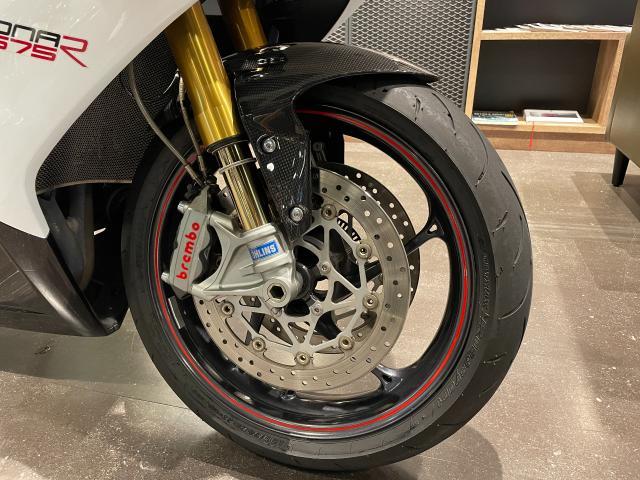 デイトナ675R 前後オーリンズサスペンション ブレンボキャリパー クイックシフター 純正バックステップ エンジンプロテクター付き