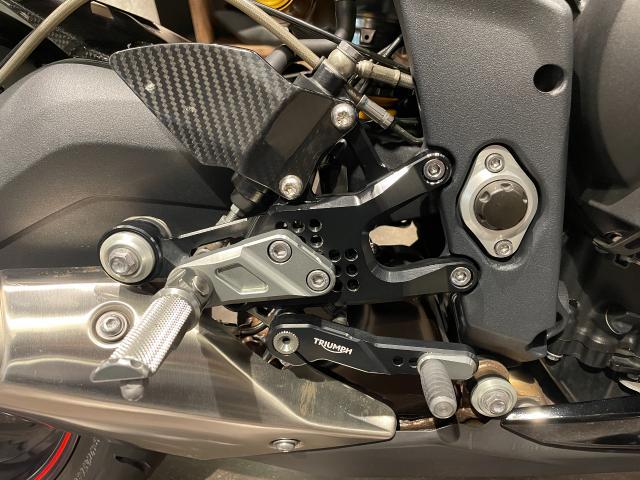 デイトナ675R 前後オーリンズサスペンション ブレンボキャリパー クイックシフター 純正バックステップ エンジンプロテクター付き