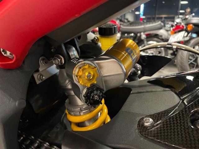 デイトナ675R 前後オーリンズサスペンション ブレンボキャリパー クイックシフター 純正バックステップ エンジンプロテクター付き