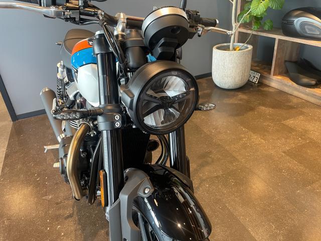 スピードツイン900 最新モデル ピュアホワイト 倒立フォーク ブレンボキャリパー 前後マルゾッキサスペンション 灯火類フルLED