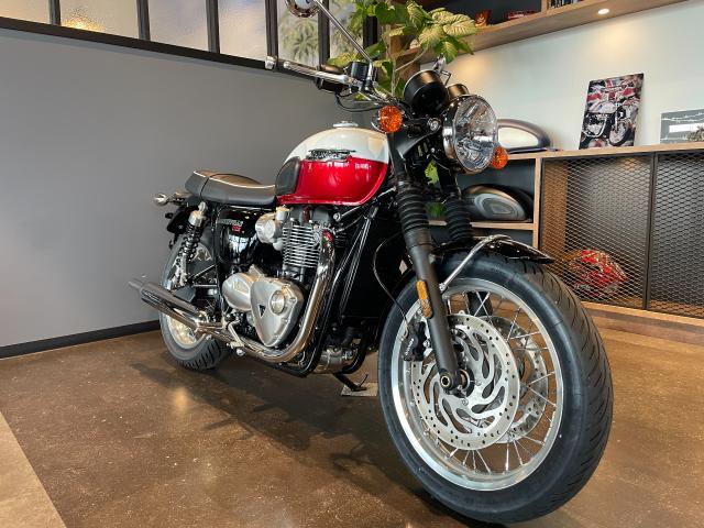 ボンネビルT120 2025年最新モデル ホワイト／レッド ブレンボキャリパー ブレーキメッシュホース クルーズコントロール装備