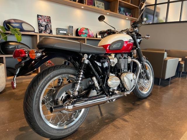 ボンネビルT120 2025年最新モデル ホワイト／レッド ブレンボキャリパー ブレーキメッシュホース クルーズコントロール装備