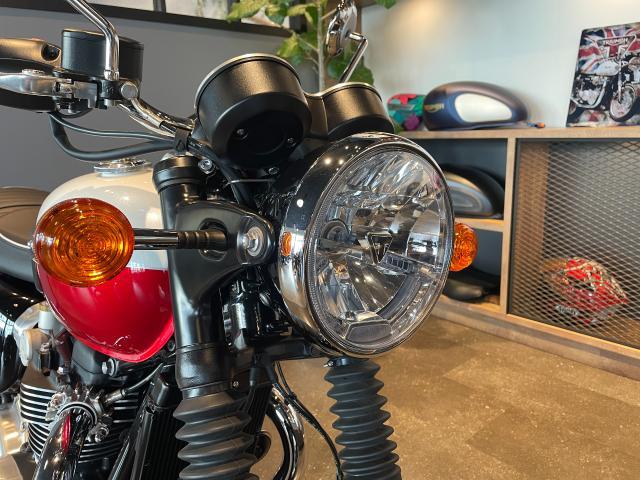 ボンネビルT120 2025年最新モデル ホワイト／レッド ブレンボキャリパー ブレーキメッシュホース クルーズコントロール装備