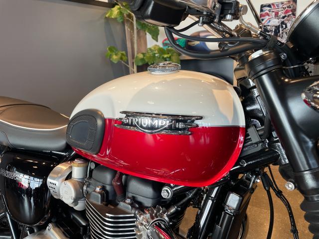 ボンネビルT120 2025年最新モデル ホワイト／レッド ブレンボキャリパー ブレーキメッシュホース クルーズコントロール装備