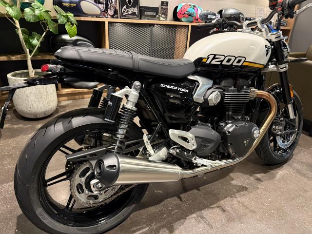 スピードツイン1200 クリスタルホワイト／サファイアブラック マルゾッキ製倒立フォーク ブレンボキャリパー バーエンドミラー