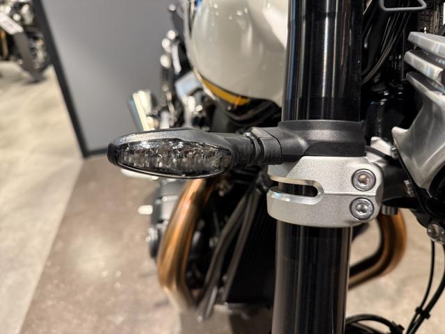 スピードツイン1200 クリスタルホワイト／サファイアブラック マルゾッキ製倒立フォーク ブレンボキャリパー バーエンドミラー