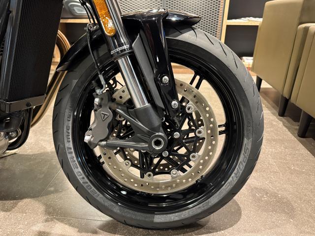 スピードツイン1200 クリスタルホワイト／サファイアブラック マルゾッキ製倒立フォーク ブレンボキャリパー バーエンドミラー