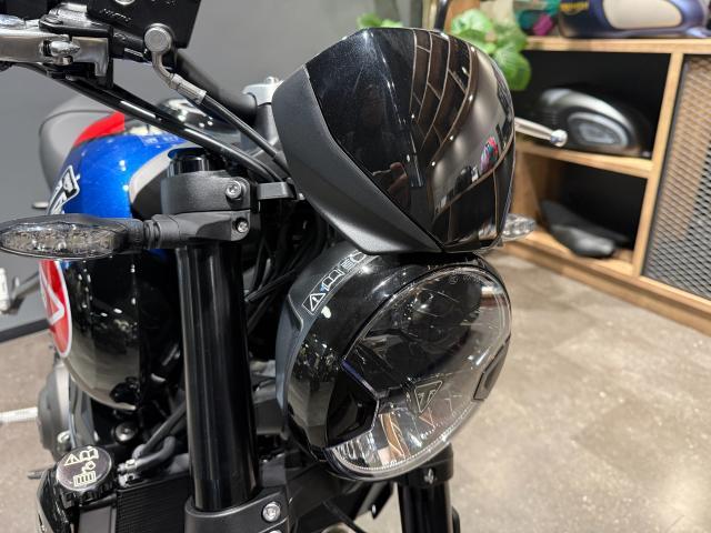 トライデント660 トリプルトリビュート 特別仕様車 フライスクリーン レッドホイール アルミ製ベリーパン