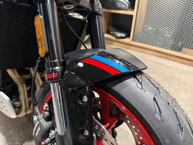 トライデント660 トリプルトリビュート 特別仕様車 フライスクリーン レッドホイール アルミ製ベリーパン