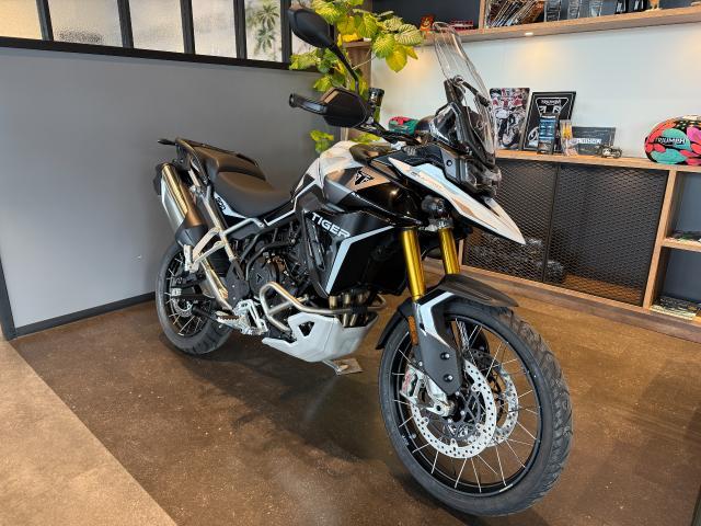 タイガー900ラリーPRO スノードニアホワイト／グラファイト グリップヒーター クイックシフター 可動スクリーン エンジンガード