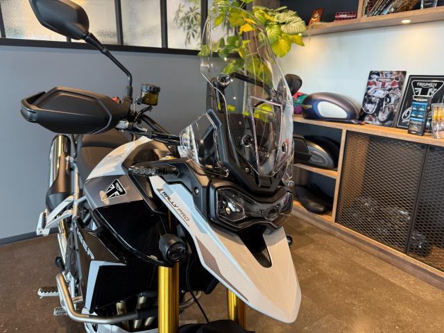 タイガー900ラリーPRO スノードニアホワイト／グラファイト グリップヒーター クイックシフター 可動スクリーン エンジンガード