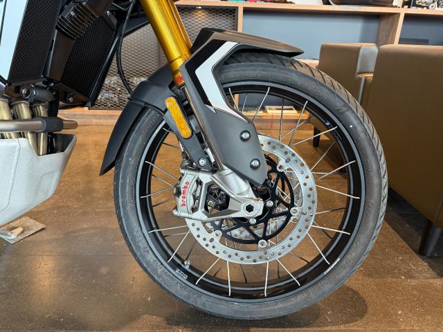 タイガー900ラリーPRO スノードニアホワイト／グラファイト グリップヒーター クイックシフター 可動スクリーン エンジンガード