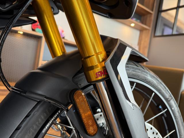 タイガー900ラリーPRO スノードニアホワイト／グラファイト グリップヒーター クイックシフター 可動スクリーン エンジンガード