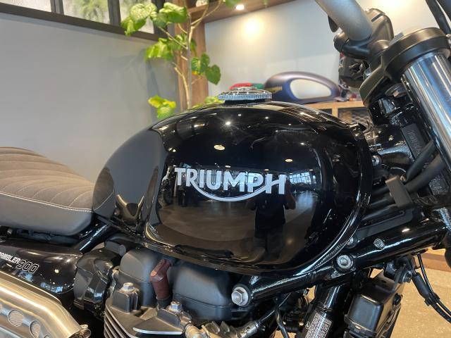 スクランブラー900 2024モデル キー2本 サンプガード シフトペグ ヘッドライトベゼル インテークカバー ハンドルグリップ