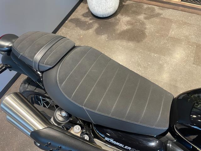 スクランブラー900 2024モデル キー2本 サンプガード シフトペグ ヘッドライトベゼル インテークカバー ハンドルグリップ