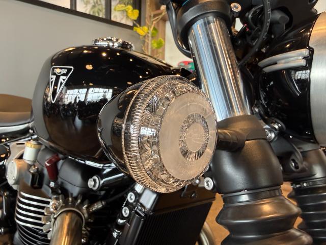 ボンネビル ボバー 2026年新型モデル ジェットブラック 14Lタンク リーン角検知式ABS クルーズコントロール