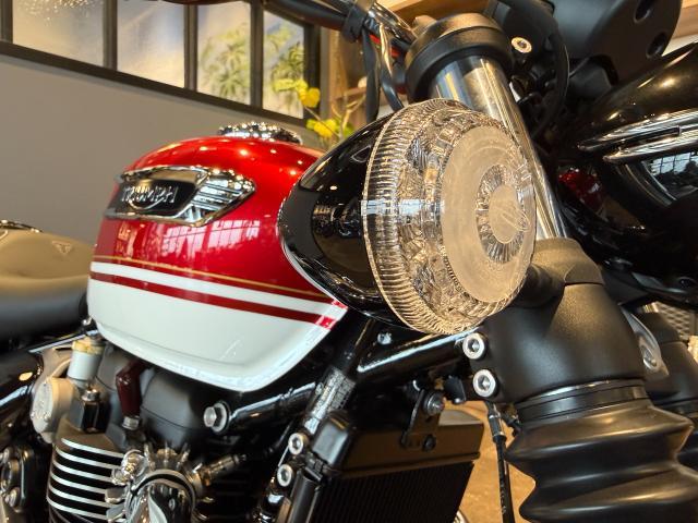 ボンネビル スピードマスター 新型2026年モデル カーニバルレッド／クリスタルホワイト クルーズコントロール 14Lタンク