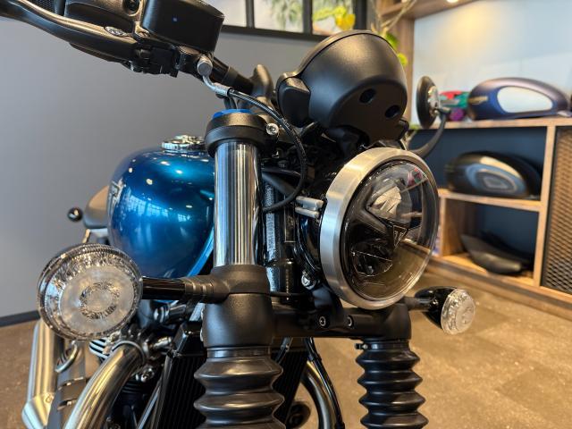 ボンネビル ボバー 新型2026年モデル インターステラブルー／サファイアブラック クルーズコントロール 14リットルタンク